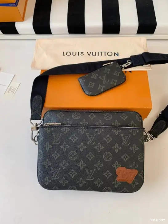 MESSENGER VUITTON TRIO LOUIS 0418